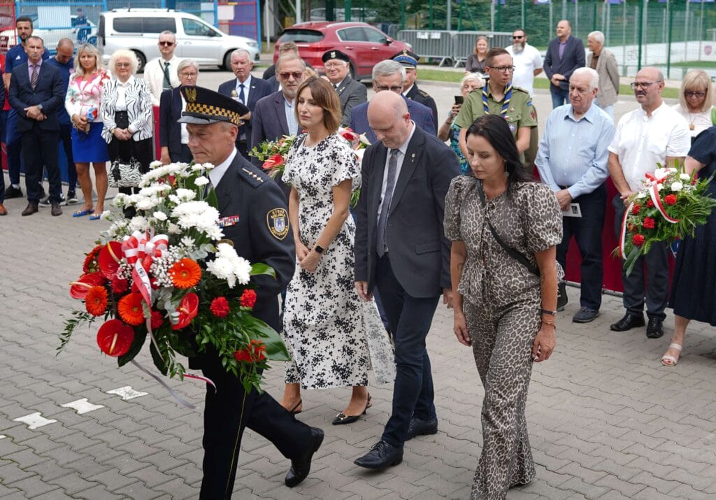 Tablica im. Mariana Federaka wisi już na ścianie budynku przy Limanowskiego 83 3