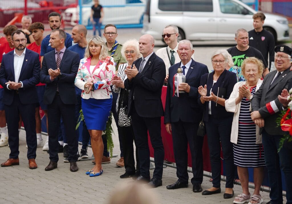 Tablica im. Mariana Federaka wisi już na ścianie budynku przy Limanowskiego 83 4