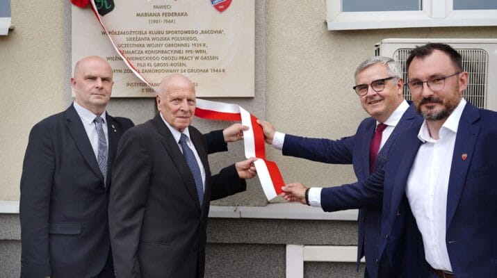 Tablica im. Mariana Federaka wisi już na ścianie budynku przy Limanowskiego 83 2